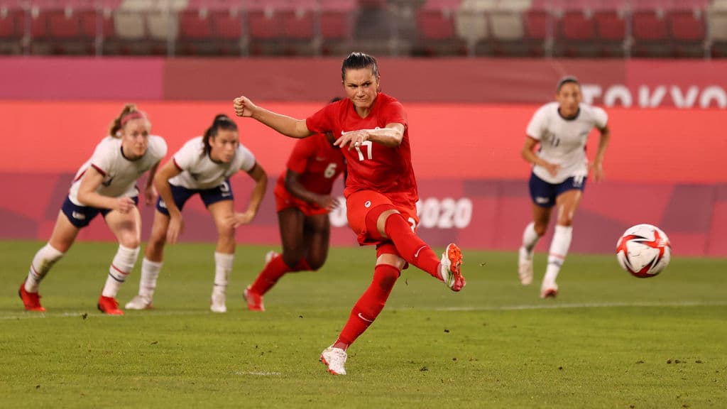 El Team USA fueron sorprendidas por Canadá, el equipo vecino quien, con un penal cobrado por Jessie Fleming al minuto 74, lograron imponerse y sellar su pase a la Final de los Juegos Olímpicos de Tokyo 2020, mientras que el equipo de las ‘barras y las estrellas’ jugará por la de bronce.