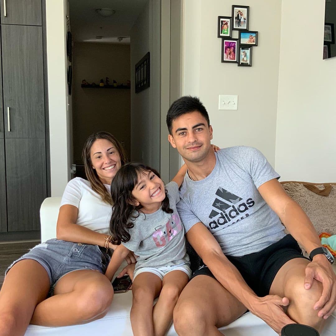 Con su familia, en casa. Gonzalo Martínez realiza diversas actividades para pasar el tiempo, aunque también se queja de algunas limitaciones como ir a la estética.