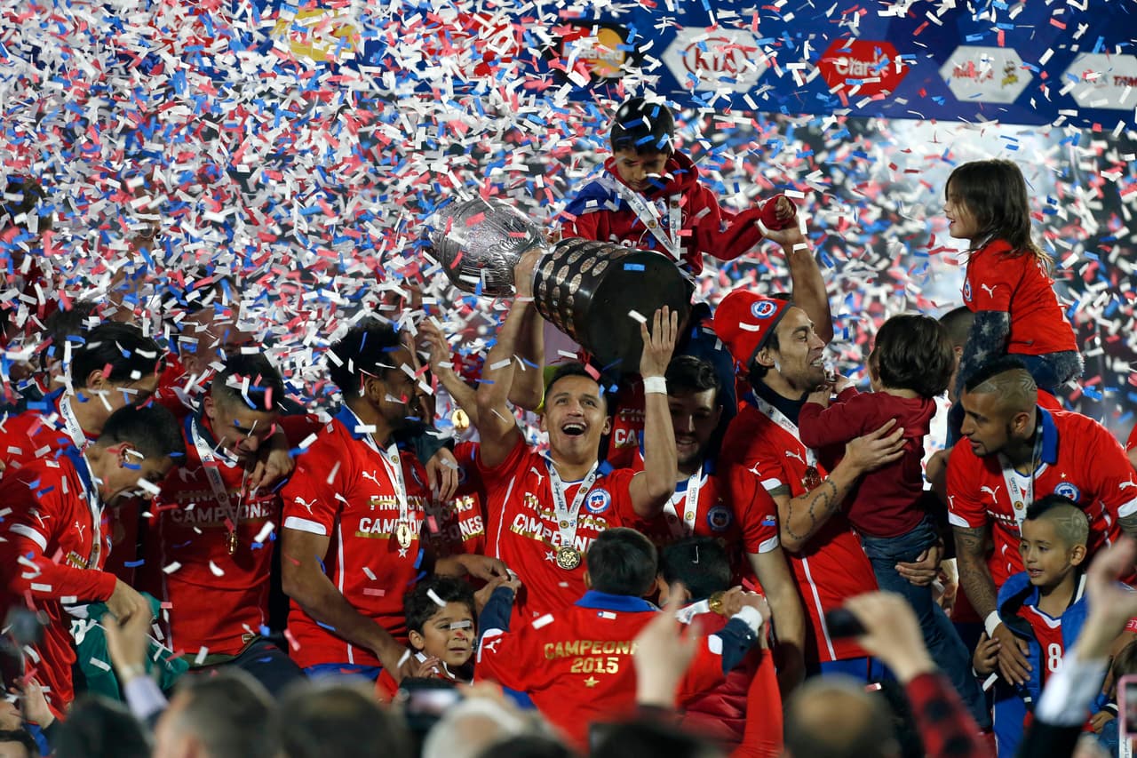 La selección de Chile se apoderó del Cono Sur como anfitrión de la Copa América la cual conquistó por primera vez en su historia con un juego pragmático de conjunto que supo exprimir al máximo su técnico Jorge Sampaoli. La Roja tuvo un torneo redondo donde acabó invicta y con únicamente cuatro goles recibidos en seis partidos.