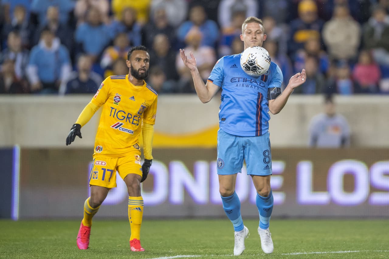 Jordan Sierra presiona la salida ante el complicado pase que recibe Alexander Ring.