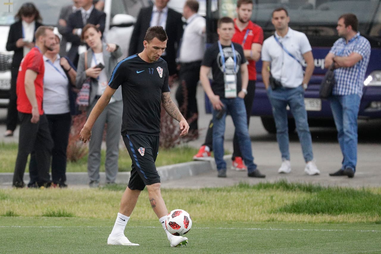 El estelar delantero de la AS Roma Mario Mandzukic controla el esférico. No ha andado fino en este Mundial, y espera estrenarse en la lista de goleadores ante los daneses.