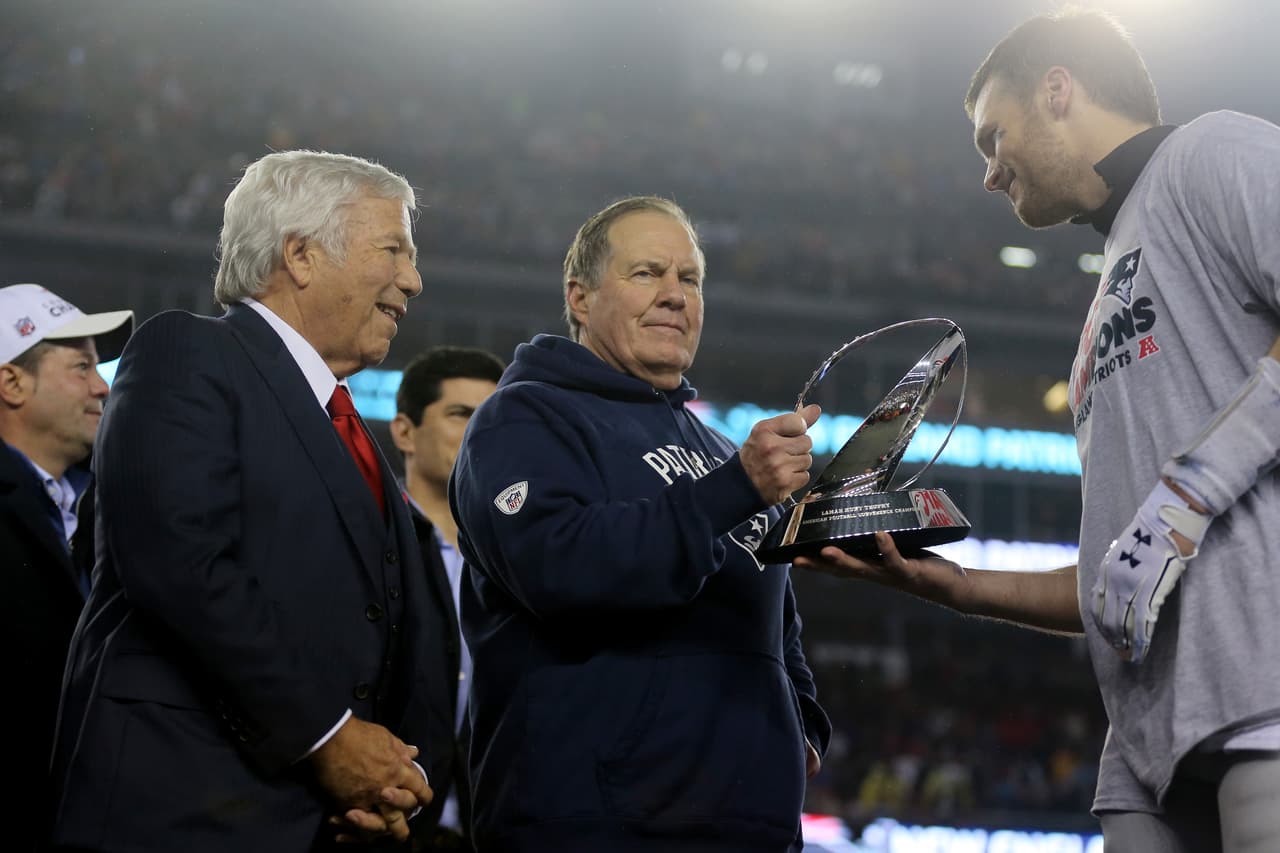 Robert Kraft, propietario de los New England Patriots, y el coach del equipo, Bill Belichick, compartieron el trofeo de campeonato con Brady.