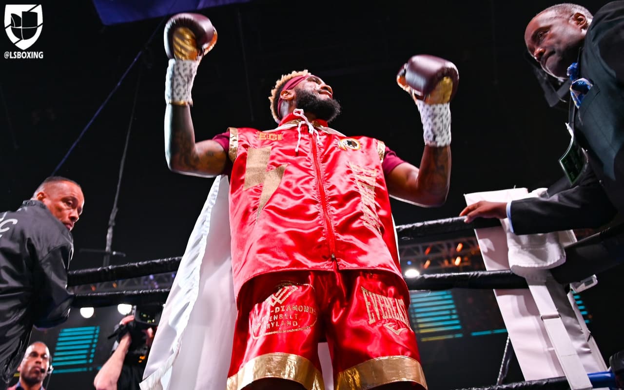 Julian Williams y Jarrett Hurd dieron un gran espectáculo en Fairfax, Virgina, durante 12 rounds. Hurd visitó la lona en el segundo round y, posteriormente, perdería por decisión unánime para ceder su doble corona en peso superwélter.