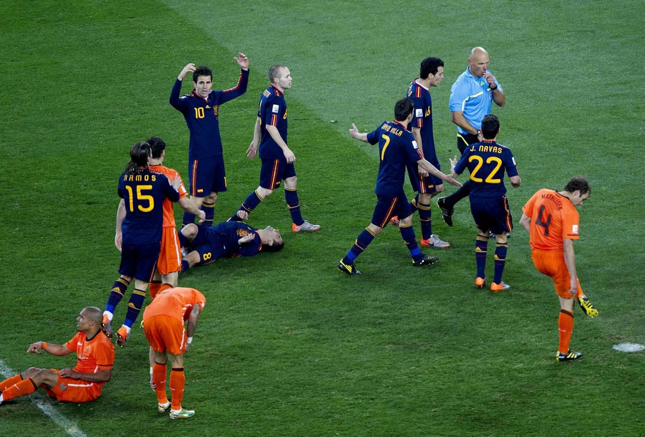 Xabi Alonso recibió un planchazo en el pecho que a cualquier otro hubiera dejado fuera de combate.