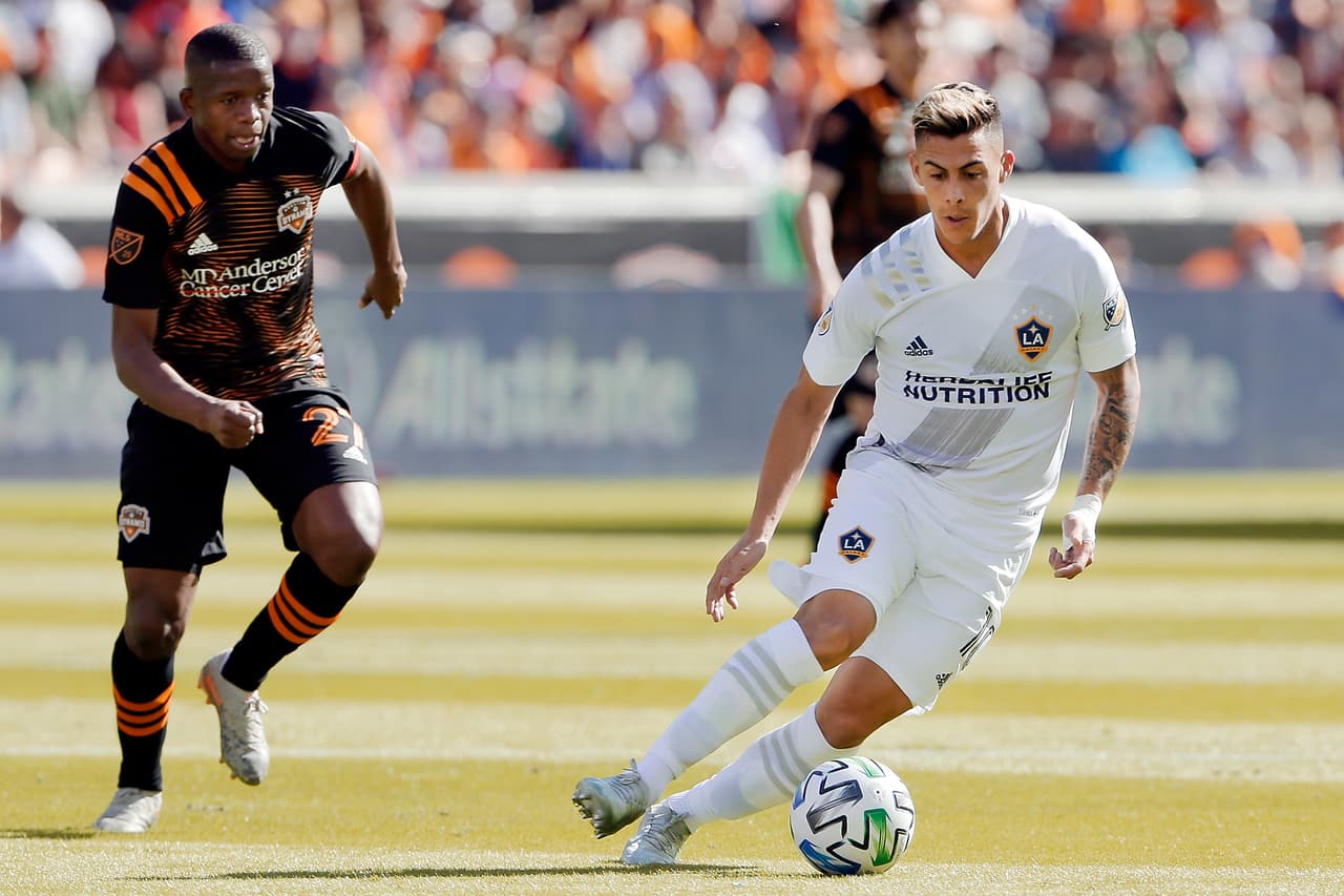 Cristian Pavón realiza un control orientado y con esos se libra de la marca de los jugadores del Dynamo.