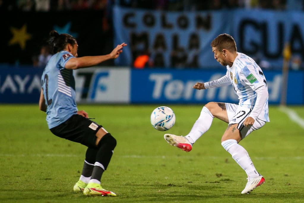 Con la ayuda de Paulo Dybala, Ángel Di María anota el único tanto del encuentro y le da la victoria 0-1 a Argentina sobre Uruguay.