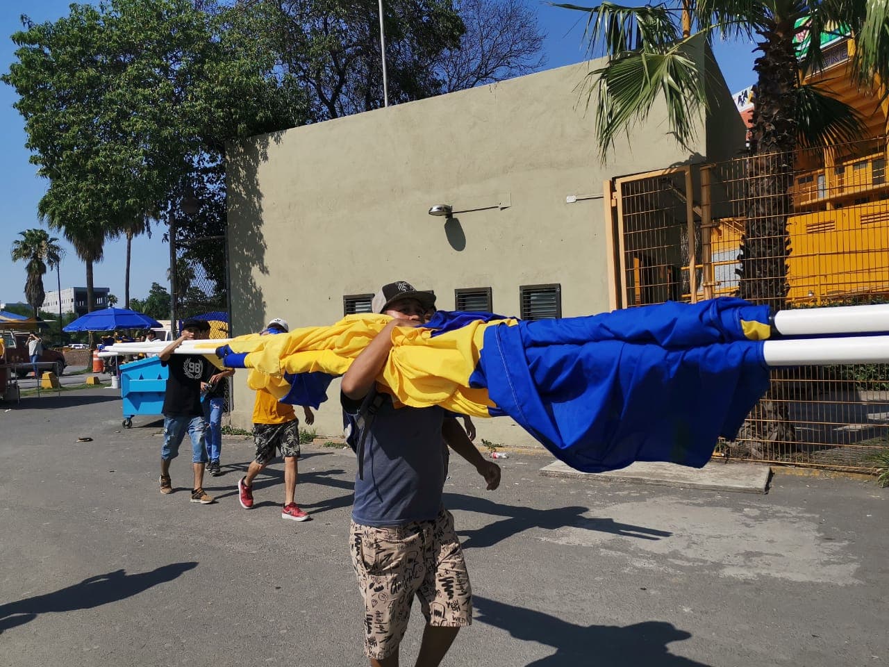 La caravana de fanáticos de Tigres se acerca al 'Volcán' para el juego de vuelta de la Semifinal del Clausura 2019 contra Rayados.