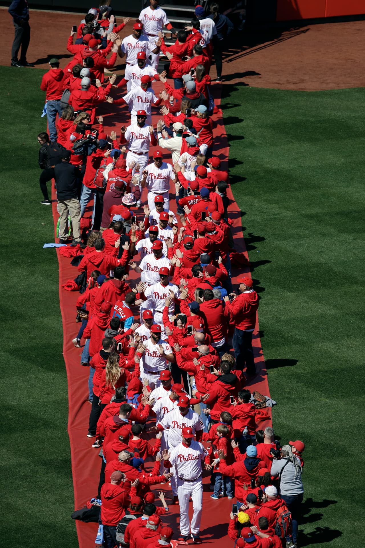 La fiesta en los partidos de comienzo de temporada de la MLB tuvo como ingrediente especial el colorido del que son elemento clave los protagonistas y los fanáticos en todos los escenarios.