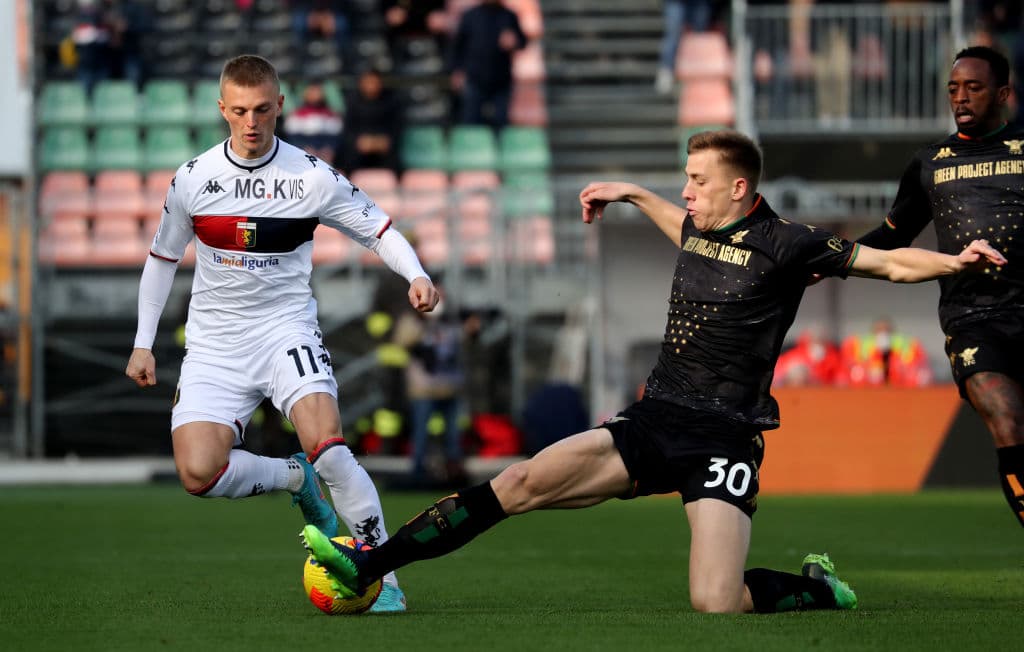 Genoa y Venezia empatan 1-1 durante la Jornada 26 en la Serie A.Thomas Henry abrió el marcador al minuto 13’ a favor de los locales, pero Caleb Ekuban se encargo de igualar el marcador al 29’. El mexicano Johan Vásquez inició como titular, pero tras una tarjeta, ya no salió para la segunda mitad.