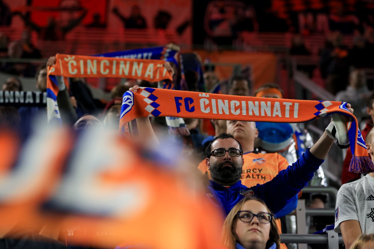 La marea Azul y Naranja ya hizo suyo al nuevo estadio.
<br>