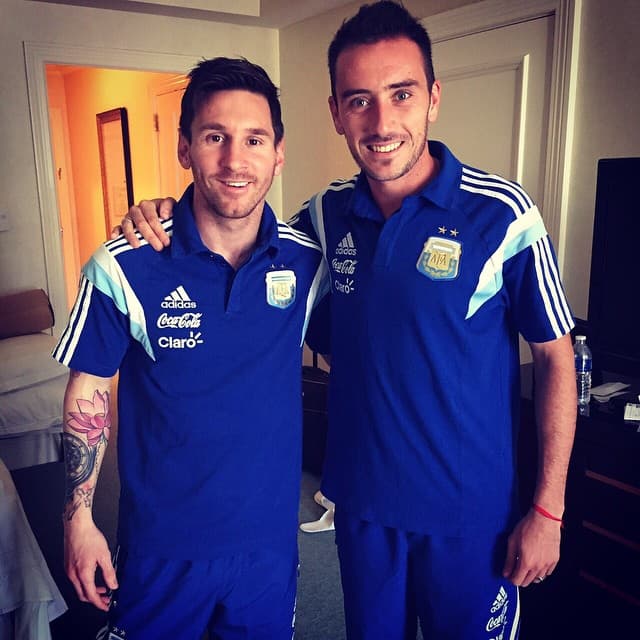 En marzo de 2015 Messi ya deja asomar su barba, aquí con su compañero Federico Mancuello.