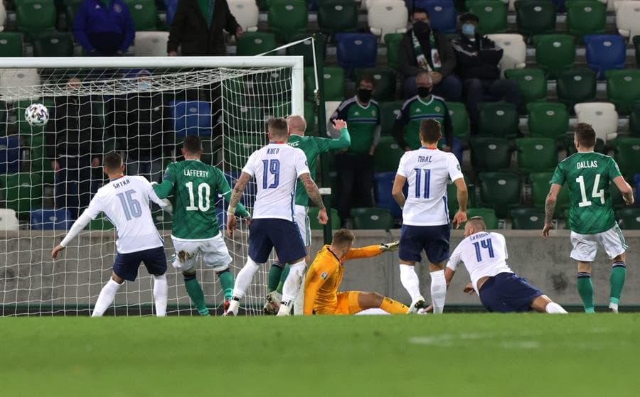 Eslovaquia derrota a Irlanda del Norte y obtiene su calificación a la Euro 2020 en tiempo extra. Juraj Kucka abrió el marcador al inicio del partido, pero al minuto 87, Skriniar se encargó de igualar el marcador. El eslovaco Michal Duris le dio el gane y boleto a la Eurocopa a su equipo.