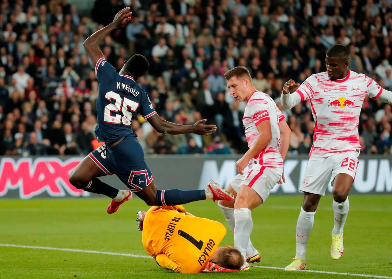 Barcelona se impone sobre el RB Leipzig 3-2 con doblete de Lionel Messi (67', 74') y gol de Kylian Mbappé (9'), mientras que para la escuadra alemana, fueron André Silva (28') y Nordi Mukiele (57') quienes sumaron anotaciones en el Parque de los Príncipes.