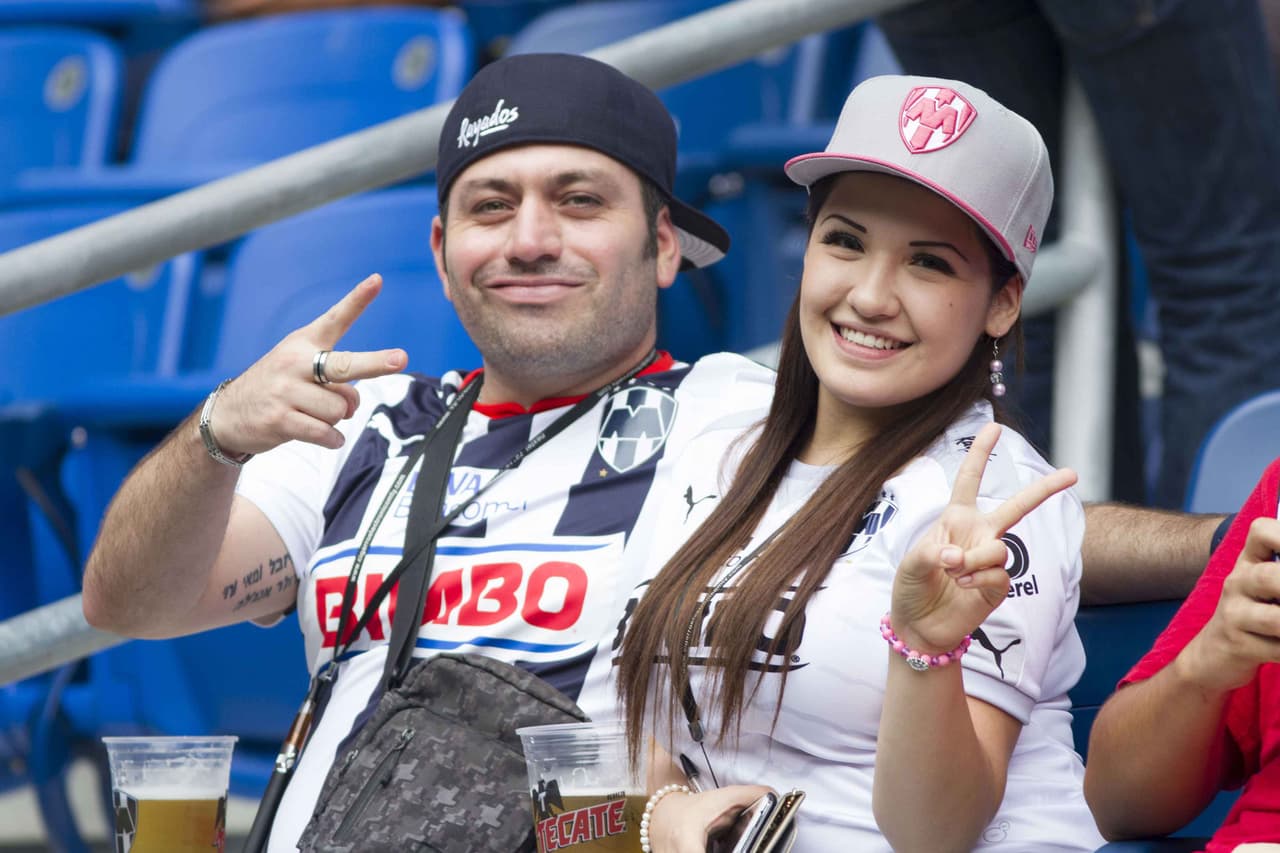 El colorido de la afición en la Jornada 8