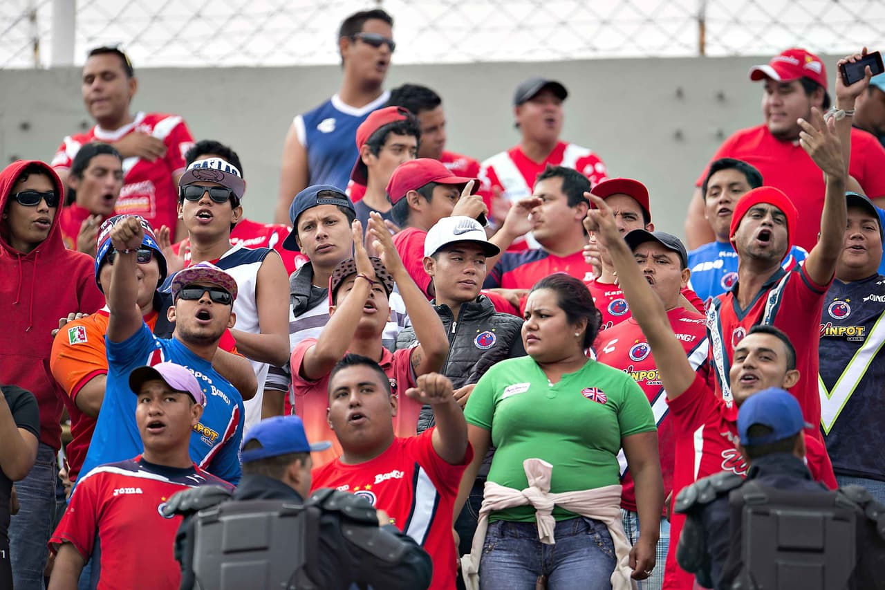 El colorido de la afición en la Jornada 8
