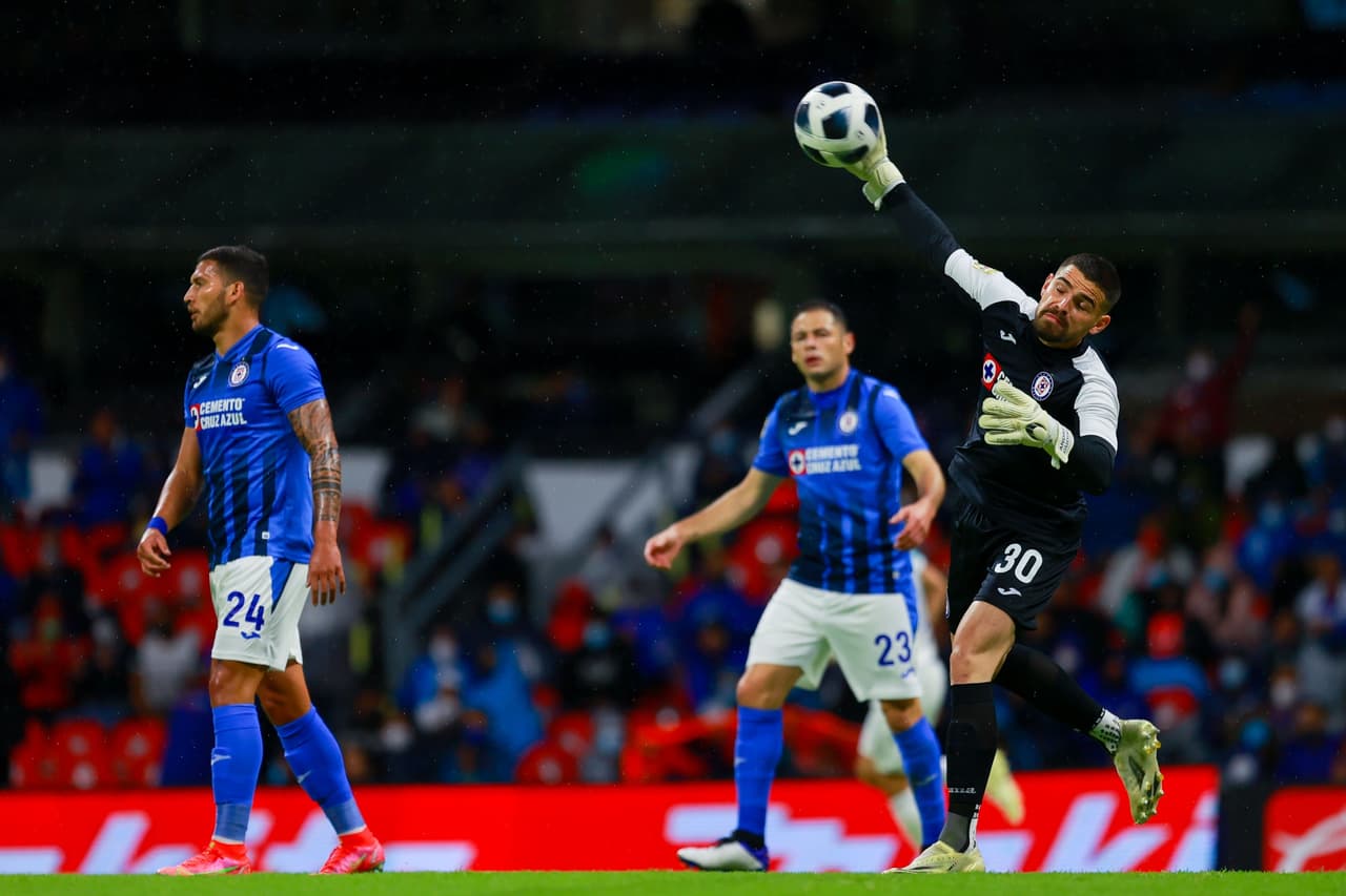 Mazatlán impuso su futbol para llevarse los tres puntos de casa de Cruz Azul que inició mal su reinado.