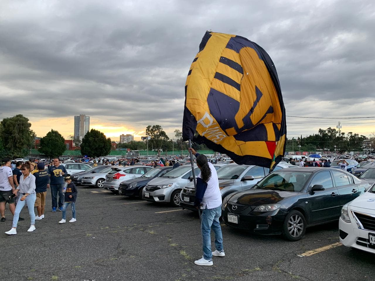 Así se vive la fiesta del fútbol con el encuentro entre azulcremas y auriazules.
