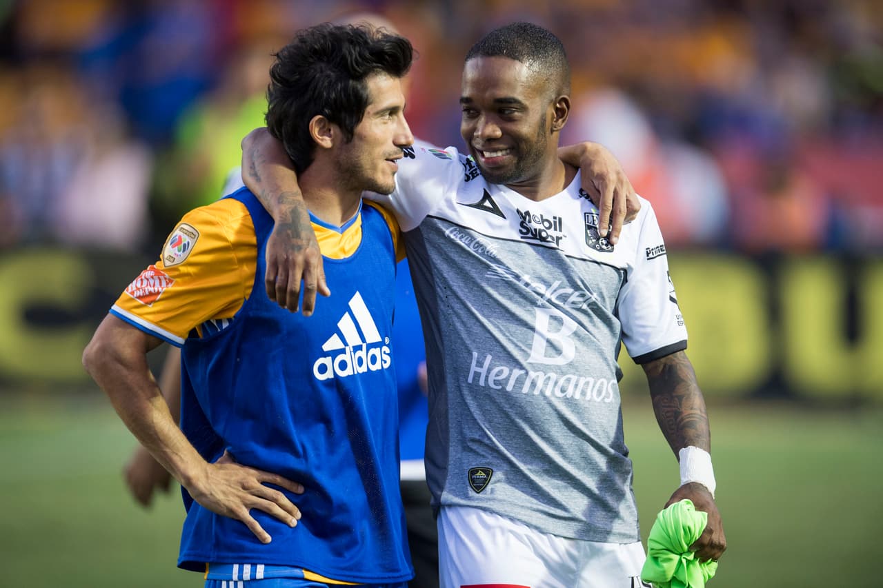 Antes de comenzar el partido, Damián Álvarez de Tigres y Dario Burbano del Leon se muestran tranquilos.