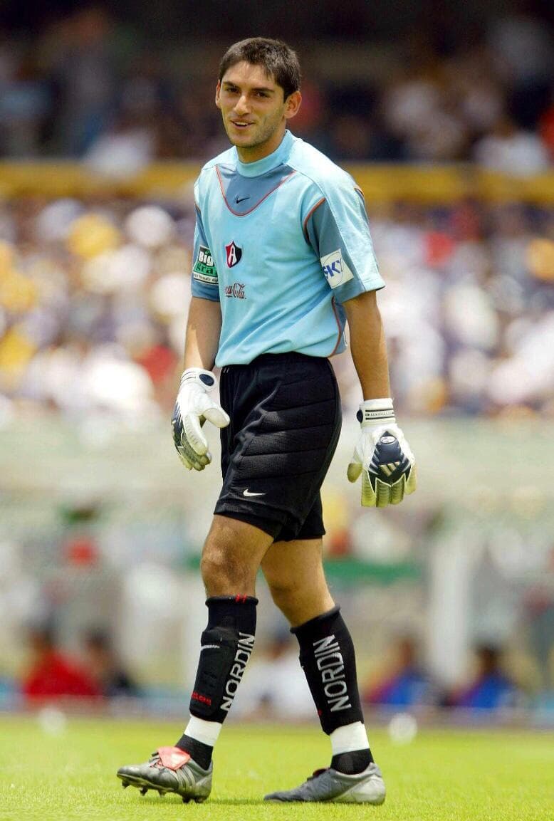 <b>José de Jesús Corona: </b>De los futbolistas más recientes forjados en la cantera de los Zorros, ‘Chuy’, ha consumado una regularidad sobresaliente en los diversos clubes que ha jugado, pero fue con el Atlas donde alcanzó un nivel que lo llevó a trascender tras su debut en el 2003. Ha sido, indudablemente, uno de los tres mejores porteros desde su aparición en la Primera División, hasta la actualidad, en el fútbol mexicano.
<br>