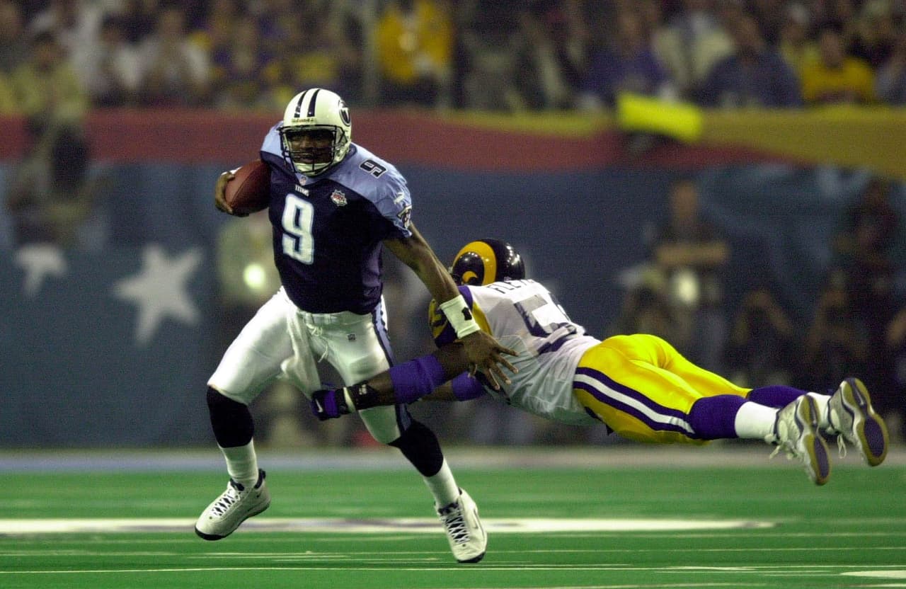 El quarterback de los Titans en el SB XXXIV Steve McNair quien tuvo un trágico final de vida.