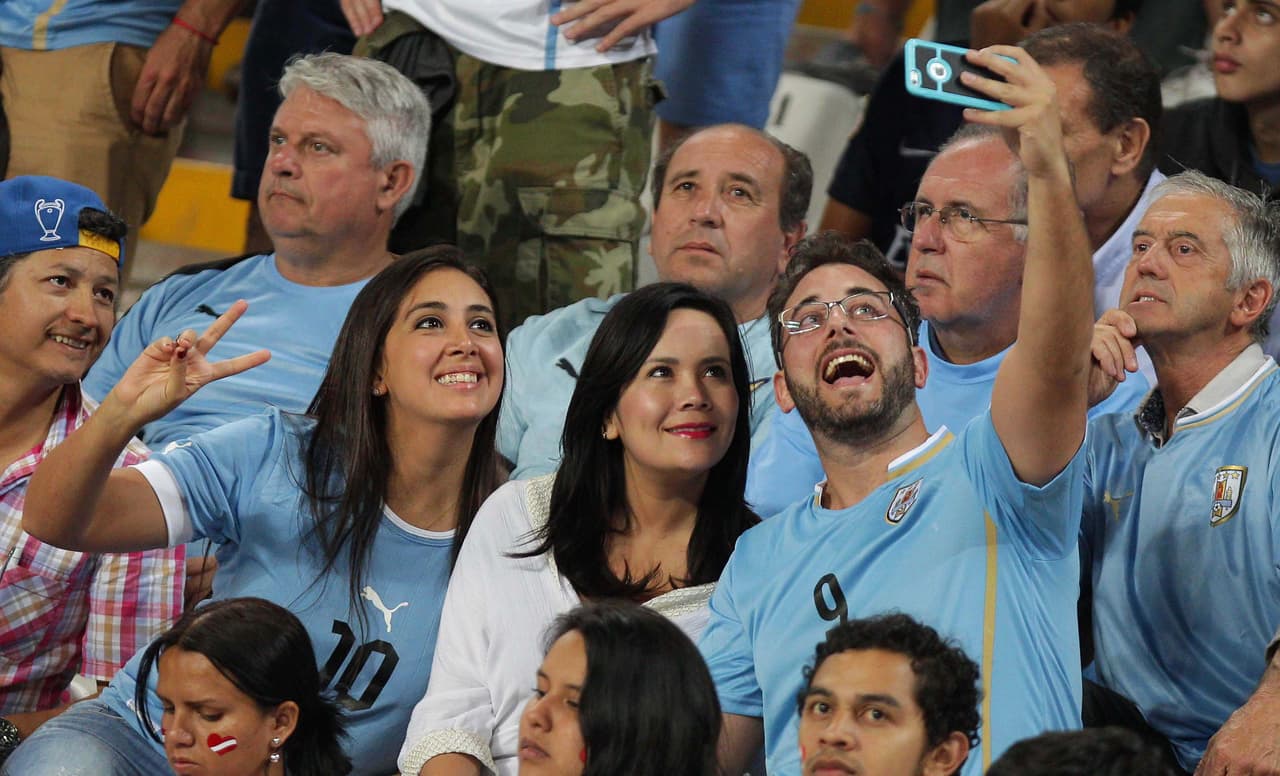 Los uruguayos tuvieron una colonia de fanáticos en el estadio en Lima.