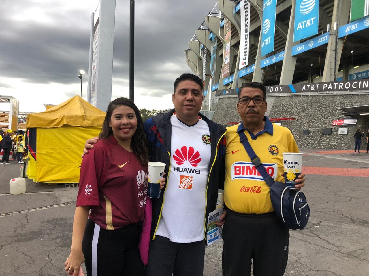 Así se vive la fiesta del fútbol con el encuentro entre azulcremas y auriazules.