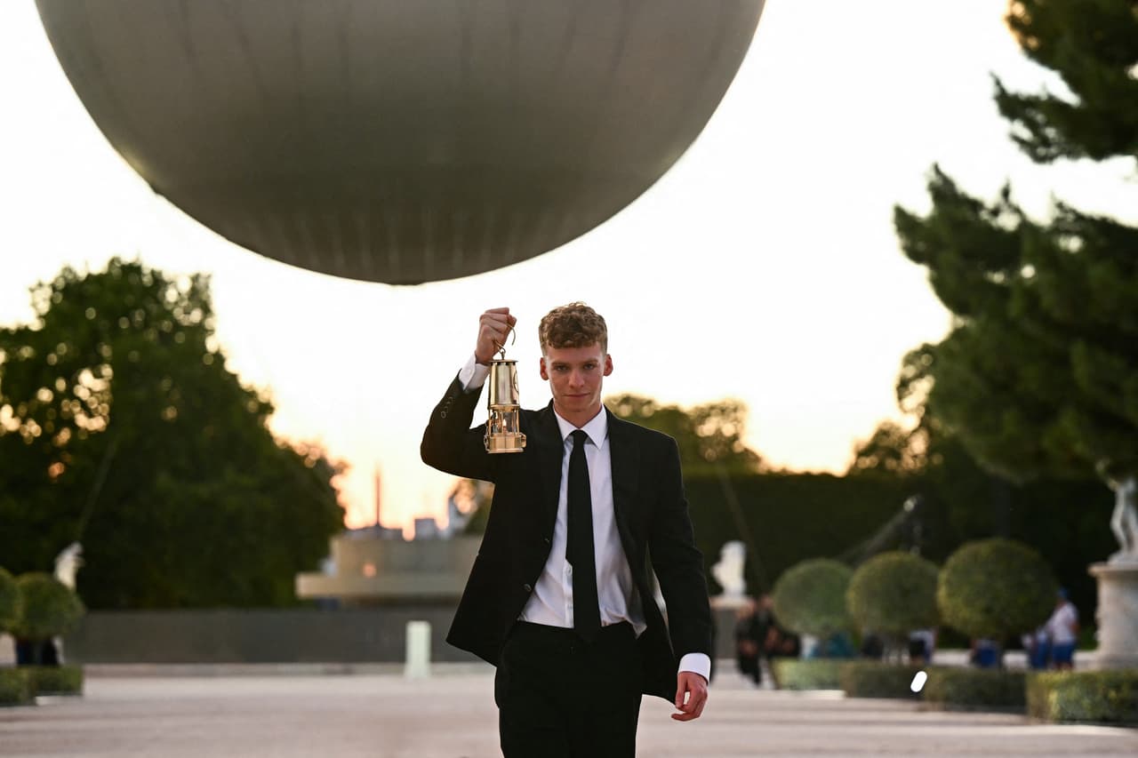 Léon Marchand se lleva el fuego olímpico del pebetero de Paris 2024.