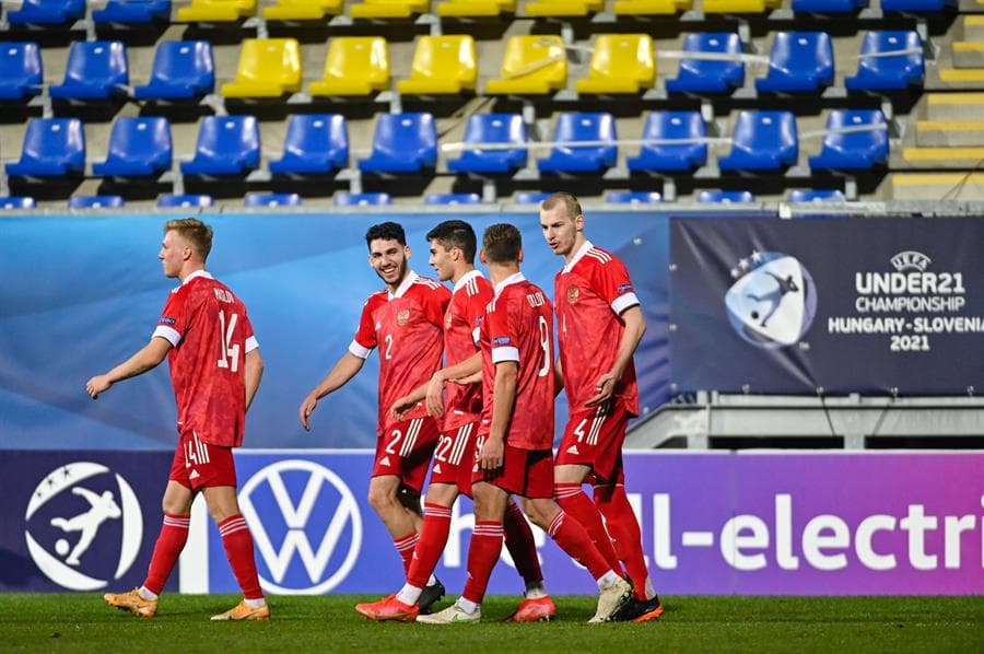 Rusia domina el partido y se impone ante Islandia 4-1. El juego de los rusos fue muy superior y se ponen como líderes de grupo en la Eurocopa Sub-21. Los goles corrieron a cargo de Chalov, Tiknizyan, Zakharyan y Makarov, mientras el tanto en solitario para los islandeses fue por parte de Sveinn Aron Guðjohnsen.