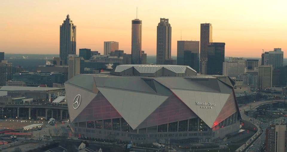El Mercedes-Benz Stadium está absolutamente conectado con el centro de la ciudad de Atlanta, y cuenta con numerosas opciones de transporte público.
