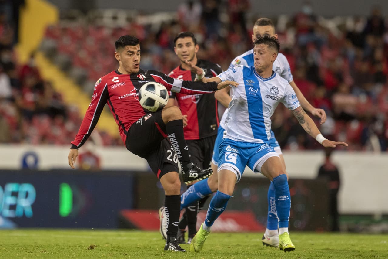 Con un solitario gol de Christian Tabó al final del primer tiempo, Puebla le pega 0-1 al Atlas y rompen con su racha de seis partidos sin ver la derrota.
