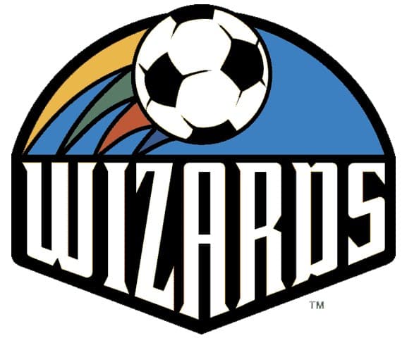 Al año siguiente cambiaron por este modelo. Conservan los colores y añaden el nombre completo del club.