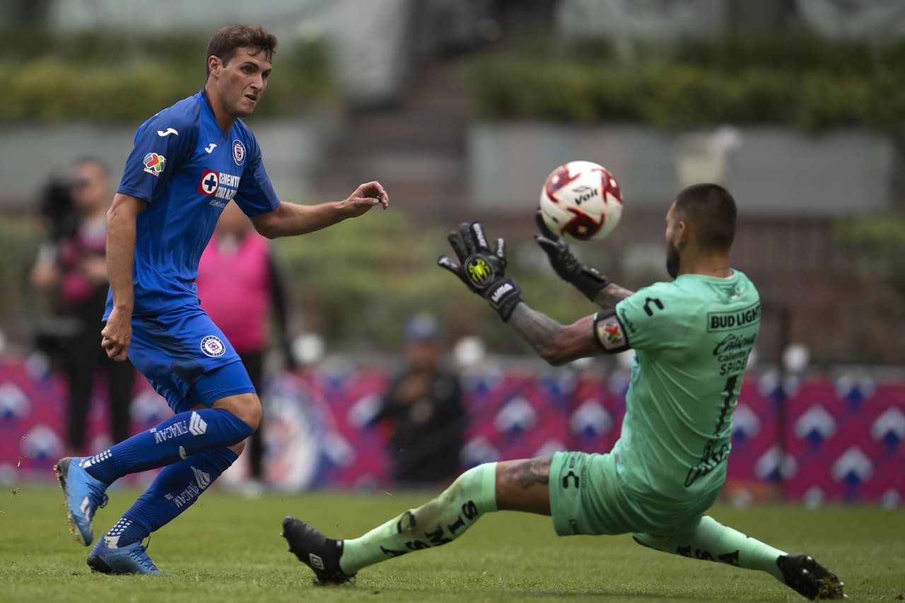 Con goles de Jonathan Rodríguez, Elías Hernández y Luis Romo, Cruz Azul le pasa por encima a Santos y consigue sus primeros tres puntos del Clausura 2020.