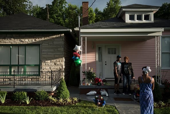 La gente ha ido a la casa de Muhammad Ali donde paso su niñez y rinde tributo al boxeador más grande de todos los tiempos.