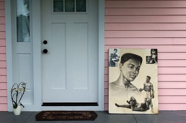 La gente ha ido a la casa de Muhammad Ali donde paso su niñez y rinde tributo al boxeador más grande de todos los tiempos.