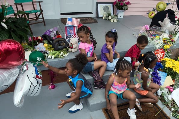 La gente ha ido a la casa de Muhammad Ali donde paso su niñez y rinde tributo al boxeador más grande de todos los tiempos.