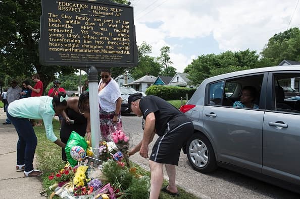 La gente ha ido a la casa de Muhammad Ali donde paso su niñez y rinde tributo al boxeador más grande de todos los tiempos.