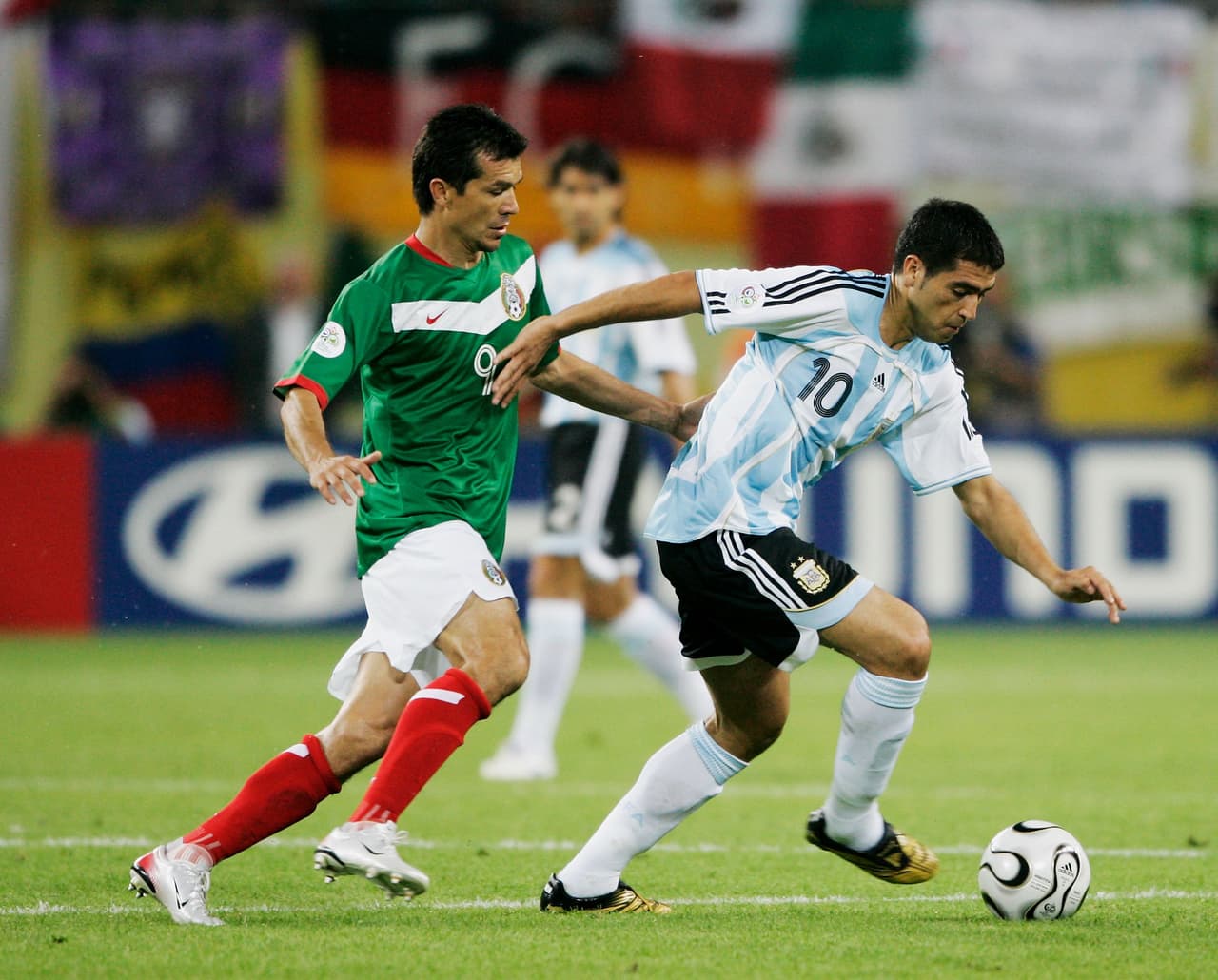 Borgetti también jugó con México el Mundial de Alemania 2006. Aquí en el encuentro de octavos de final en el que disputaron contra Argentina.