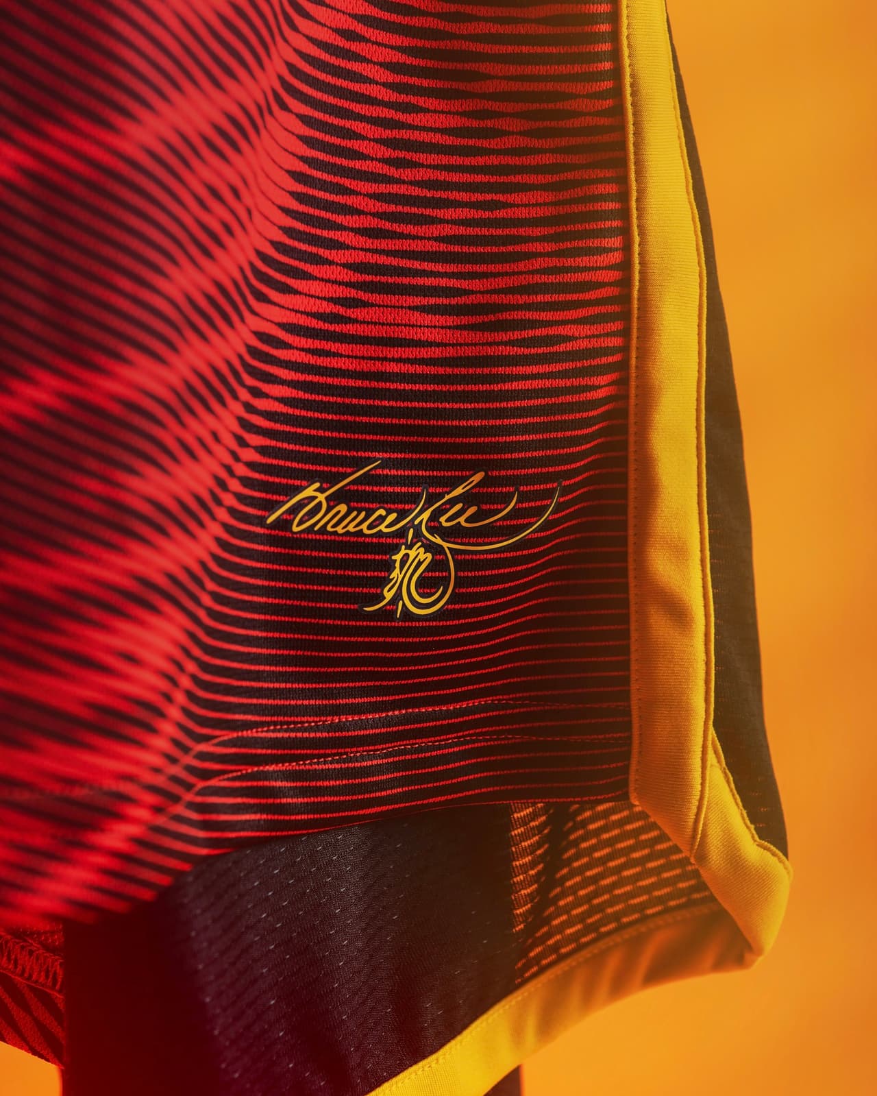 La playera asemeja la imaginaria piel de un dragón, figura mitológica con la que se identificó a Bruce Lee en muchas de sus filmes.