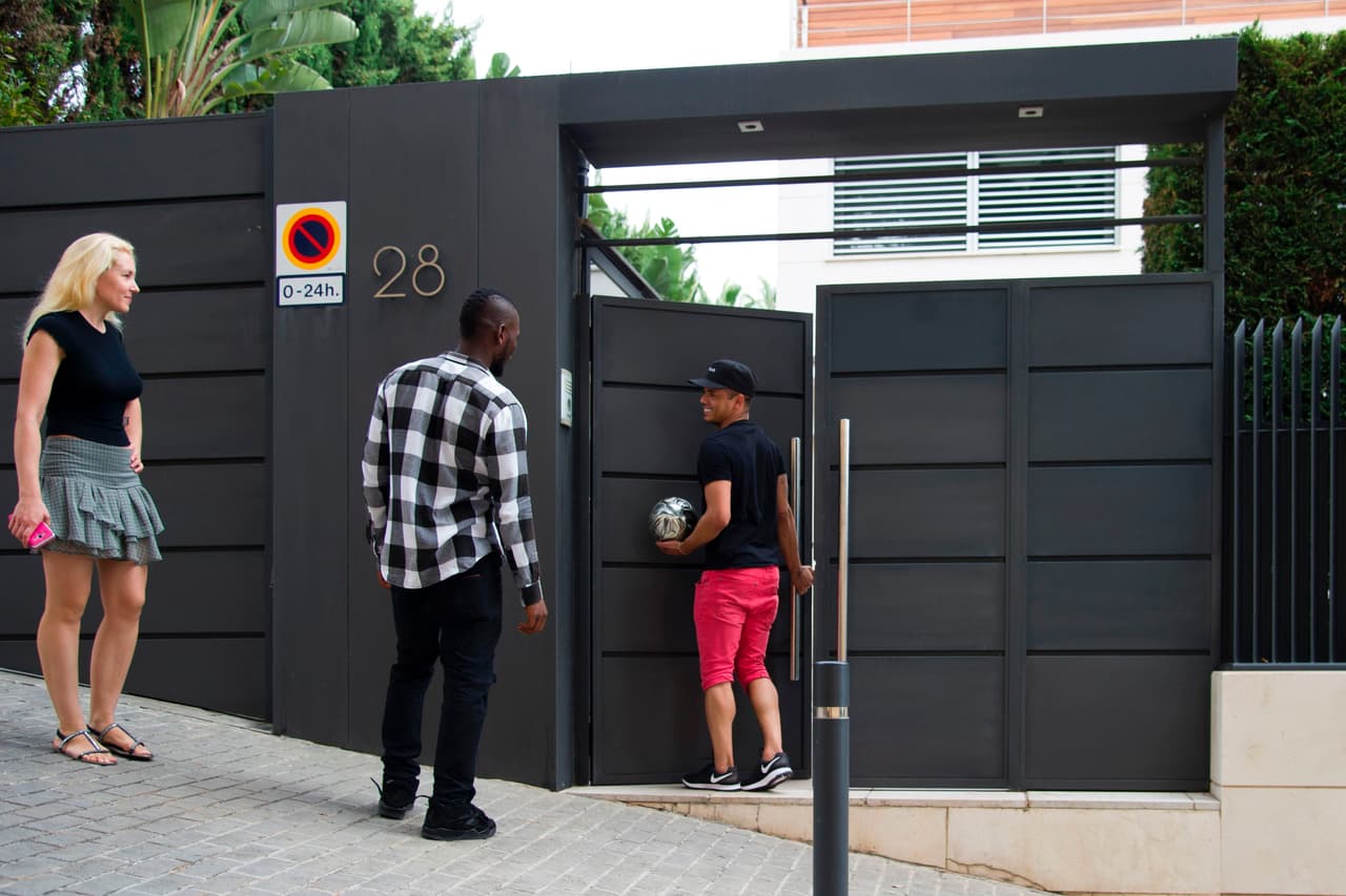 Como jugador del Paris Saint-Germain, Neymar vivió en una casa de lujo de cinco pisos y 5 mil metros cuadrados con alberca localizada en el barrio exclusivo de Bougival, en las afueras de la capital francesa.