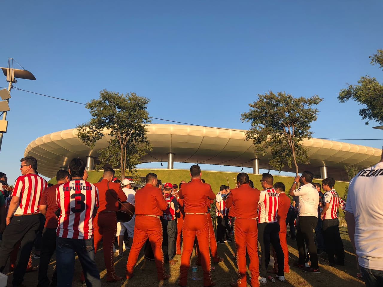 En los alrededores el estadio Akron la alegría y emoción la pusieron los aficionados de las Chivas que entusiasmados por un nuevo título de su equipo llegaron en gran número para ver la final de la Concacaf Liga de Campeones ante Torotno F.C.