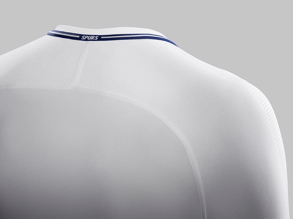 Salvo el nombre en el cuello, que de hecho lo tienen todas las camisetas de esta marca.