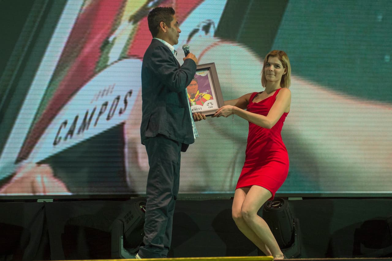 La fiebre del álbum del Mundial Panini tuvo su lanzamiento en México con la presencia de varias figuras históricas del 'Tri' y de personajes como la Parka y la mascota del Panini para darle colorido.