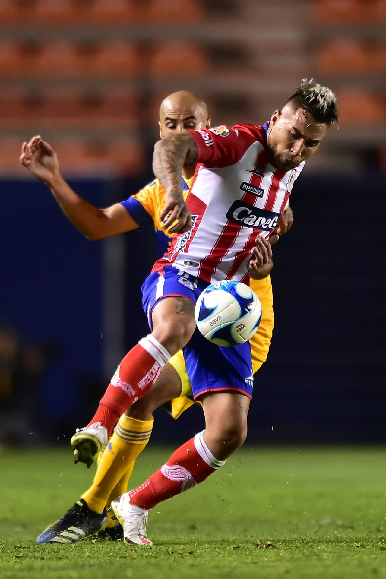 Atlético San Luis y Tigres nos regalan un empate lleno de emociones con un marcador de 2-2. Los potosinos quedan en séptimo lugar y los felinos en el octavo.