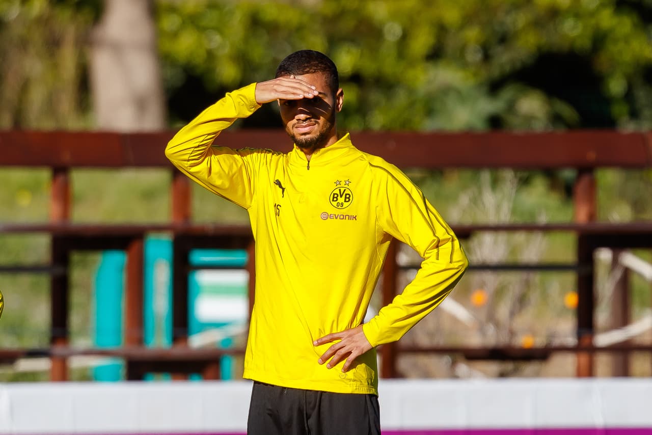 Jeremy Toljan no cuenta con minutos en el Borussia Dortmund y podría partir con rumbo a Escocia en donde se habla del Celtic como su próximo equipo.