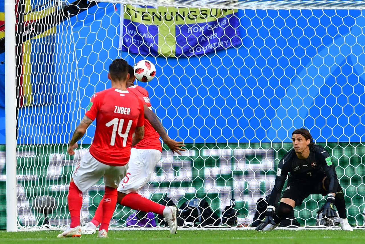 No tenía dirección de peligro, pero Johan Djourou quizo rechazar con tan mala fortuna que le cambio la dirección a la pelota hasta la red.