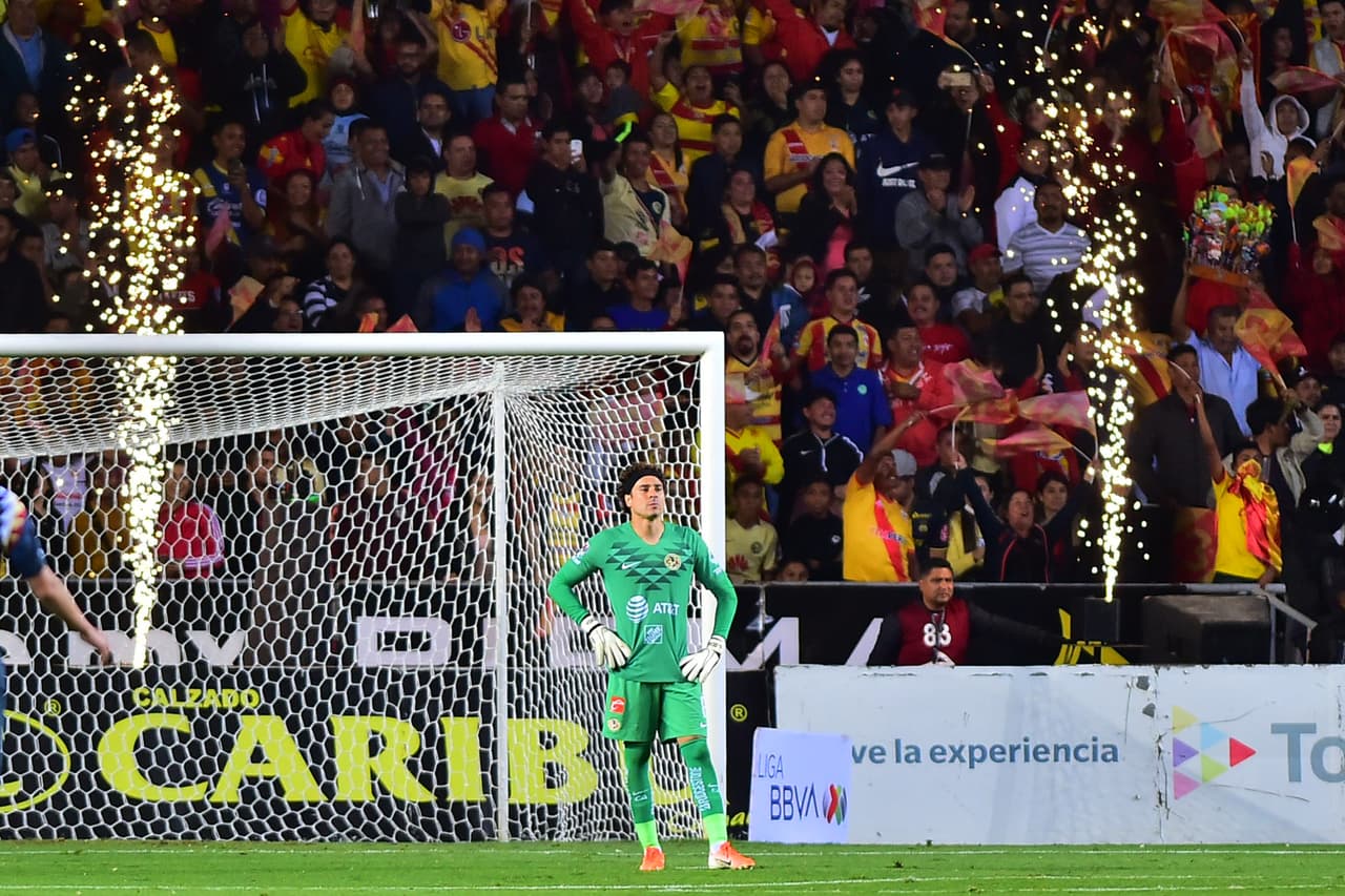 Los fuegos artificiales se hacen presentes tras la portería de Memo Ochoa.