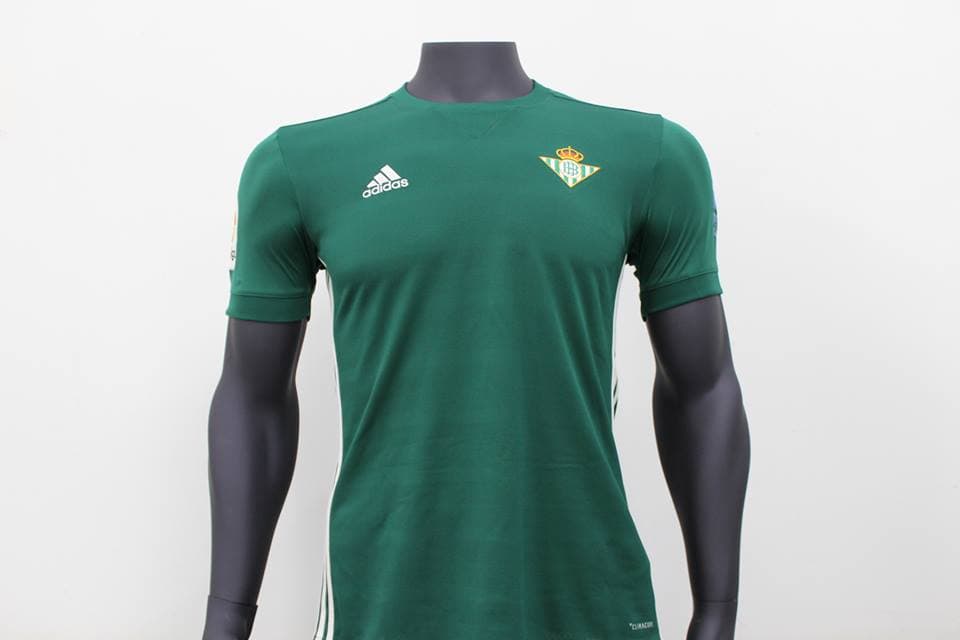 Además, en el cuello y las mangas se eliminaron los detalles para dejar únicamente las franjas de la marca aleana en los laterales de la playera.