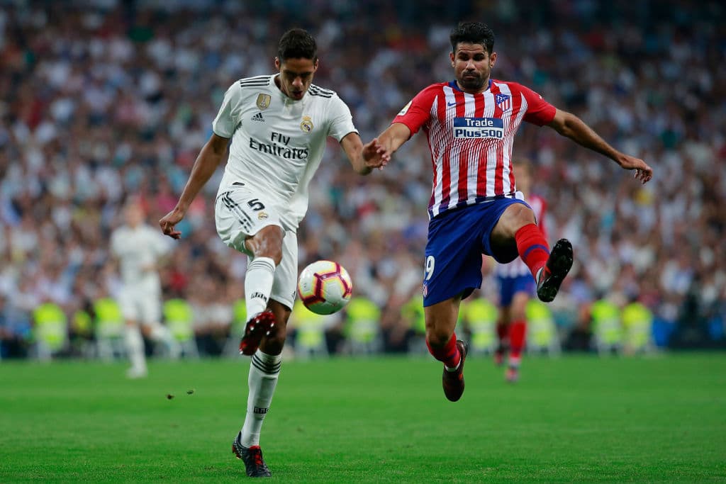 El francés Raphael Varane (izquierda) busca el rechazo ante la marca de Diego Costa (derecha).
