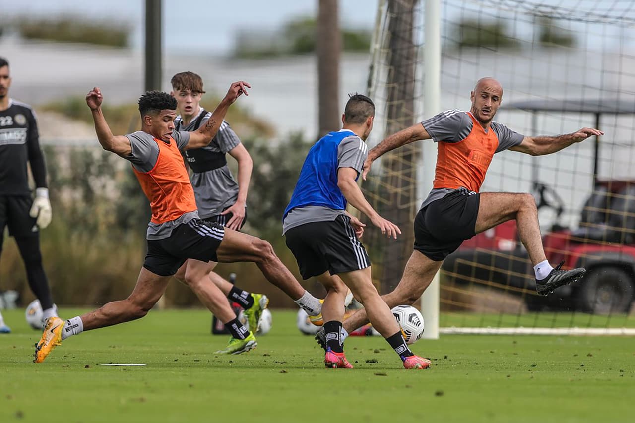 El entrenador Curtin confía en que el plantel pueda reemplazar a esas bajas importantes en el primer compromiso internacional de la temporada.