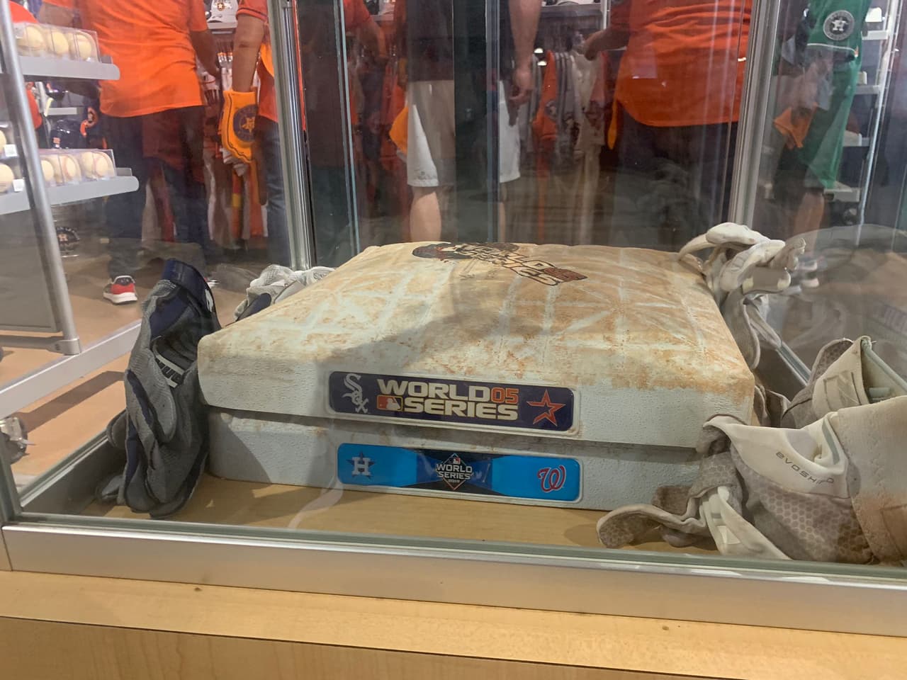 Venden hasta en 5 mil dólares por histórica almohadilla de Astros